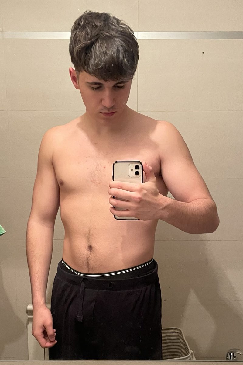 Aaron al empezar, foto en el espejo del baño