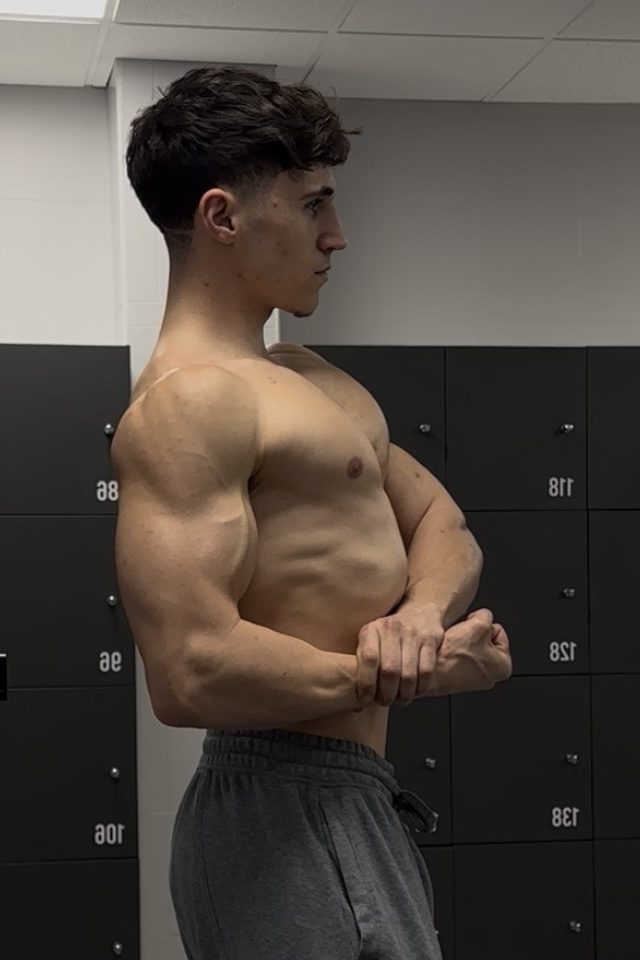 Aaron hoy, de lado en el vestuario del gimnasio